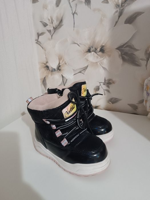 Дитячі зимові черевички.