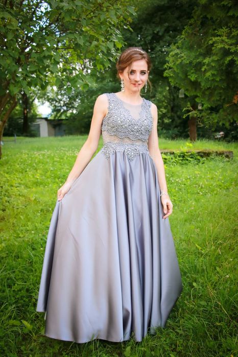 Вечірнє плаття сірого кольору обшите каменями