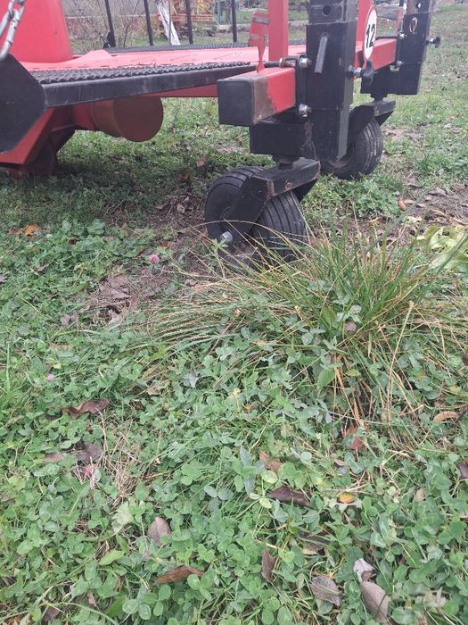 Розстилач соломи для полуниці.