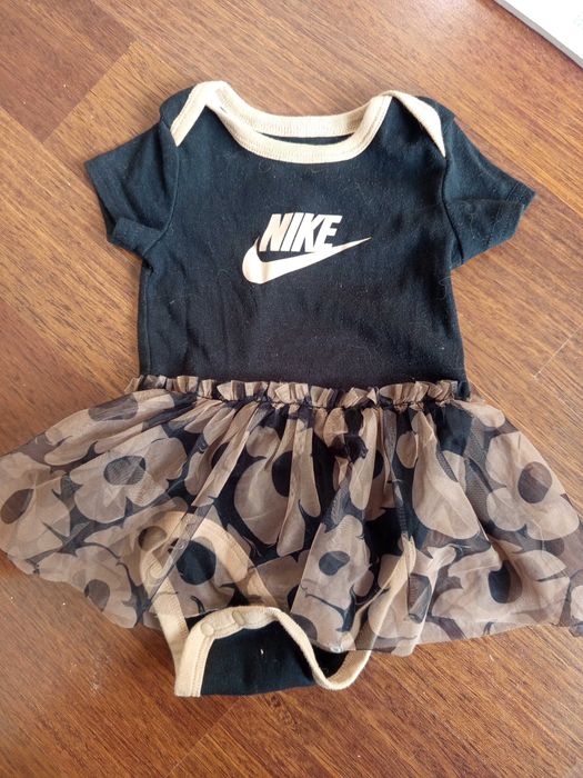 Sukienka z body - Nike / rozmiar 6-12 miesięcy