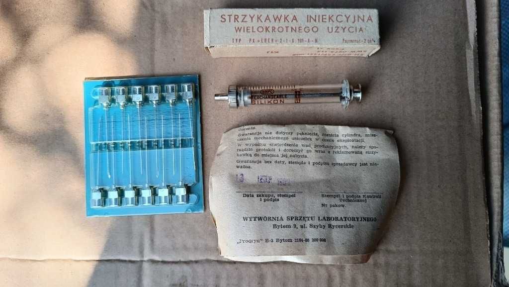PRL Strzykawka szklana igły