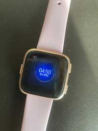 Smartwatch Fitbit Versa, Gold Rose różowy