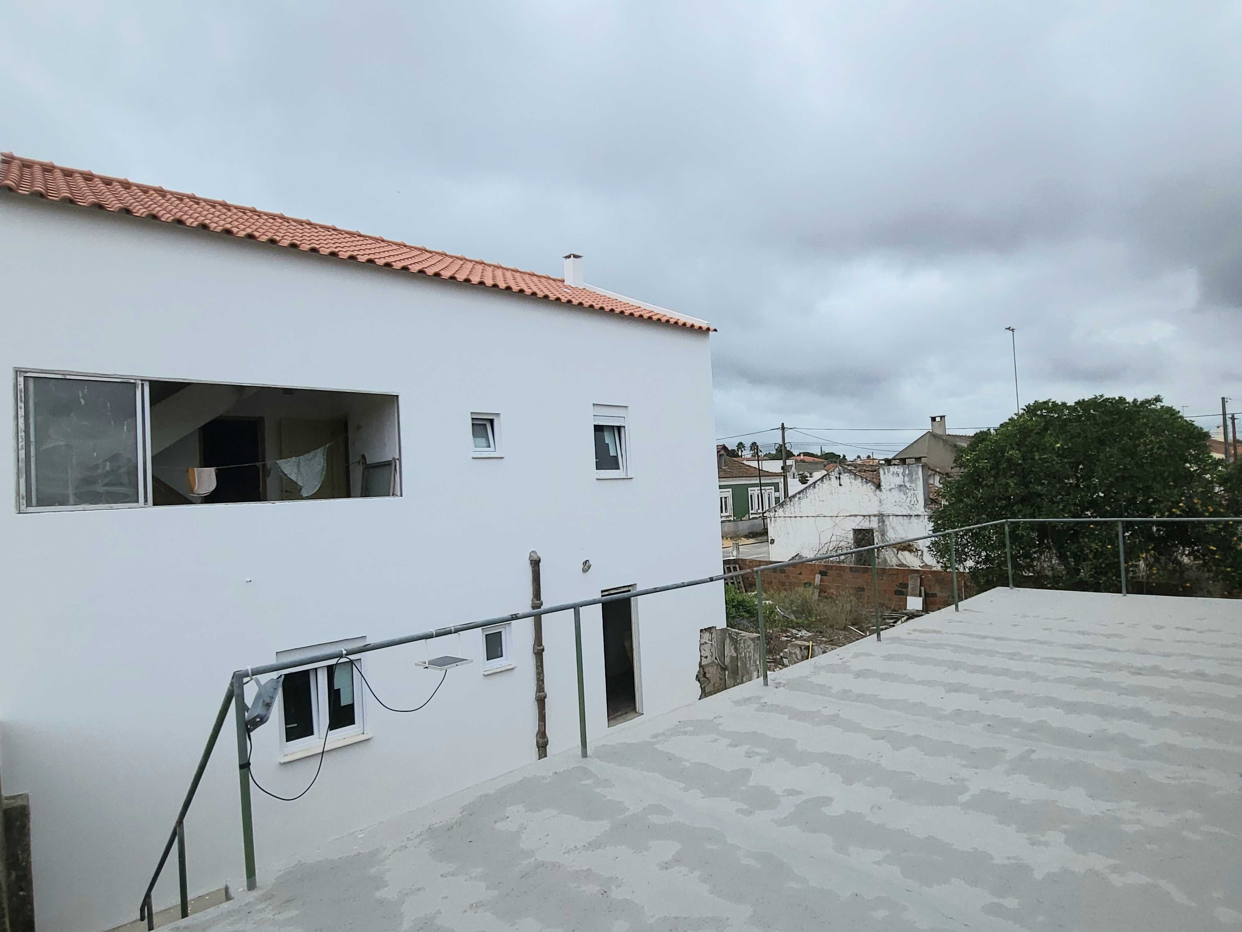 Moradia grande com terreno no Couço