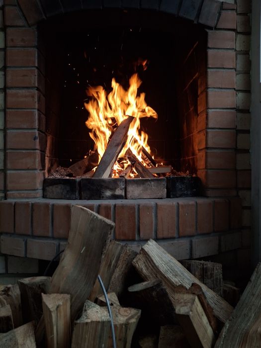 Затишний будинок з банею, терасою та бесідкою з каміном