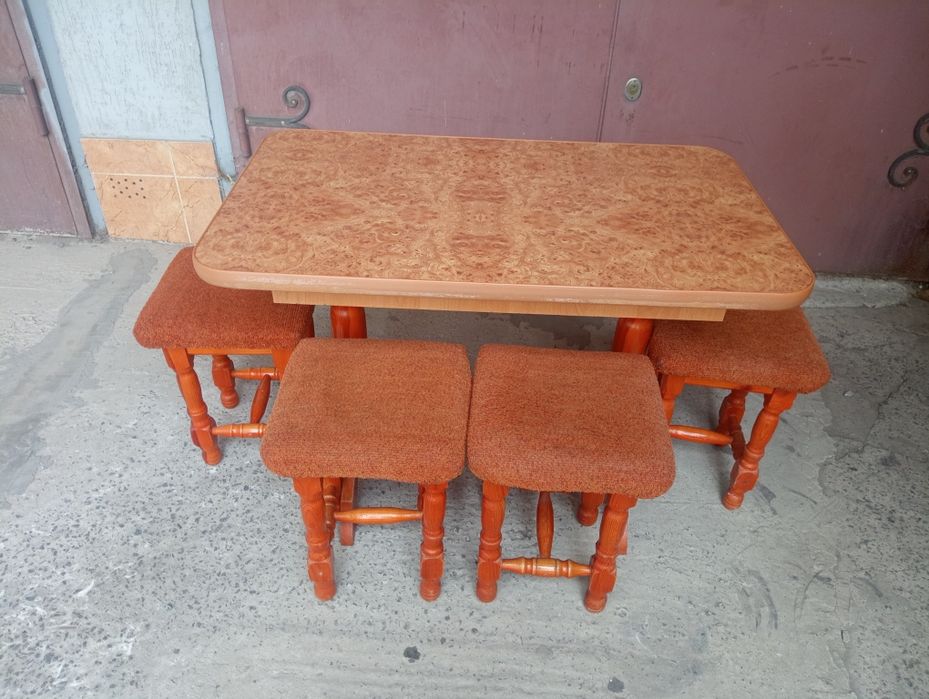 Кухонний стіл і стільці