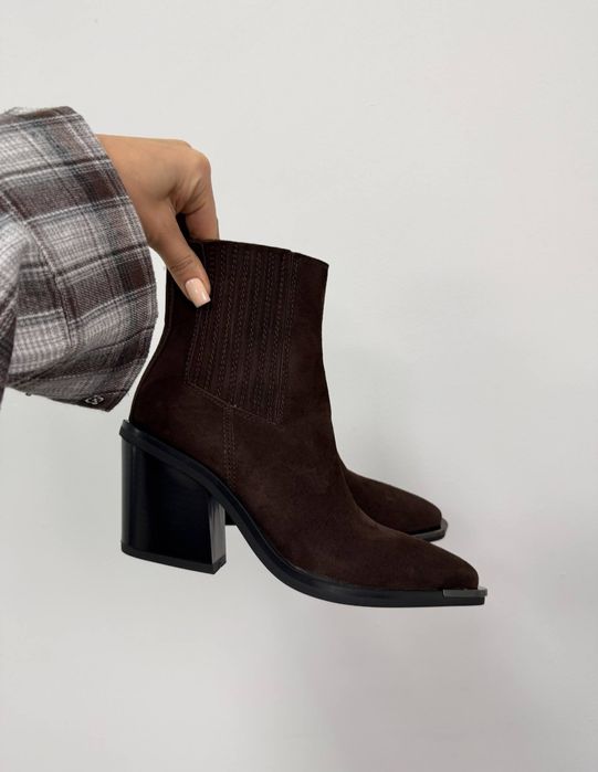 Стильні замшеві козаки