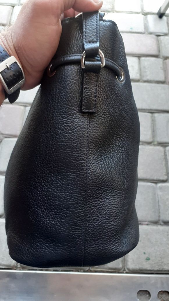 Hugo Boss женская черная кожанная сумка через плечо.35*25*15см.