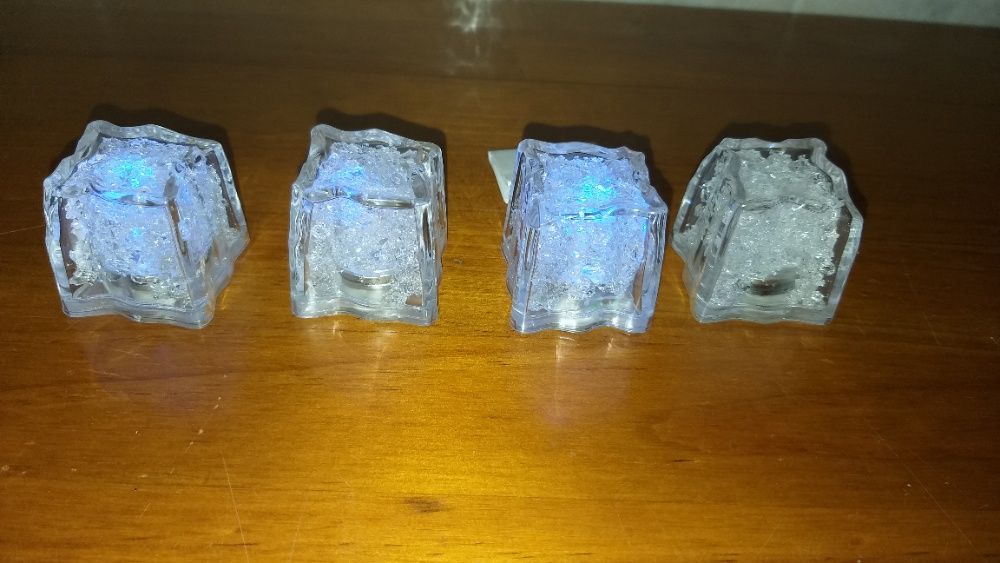 Cubos de gelo com luz LED azul para dar côr à sua bebida!