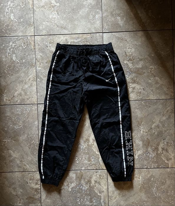 Нейлоновые штаны Nike на лампасах