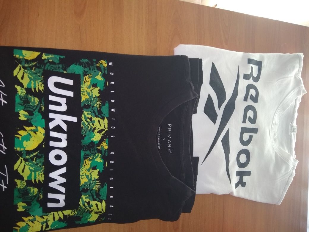 T-shirt  branca Reebok e t-shirt preta Primark .tam S. Manga curta.