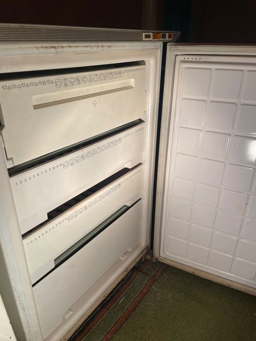 Продам морозильную камеру и две ножные швейные машинки