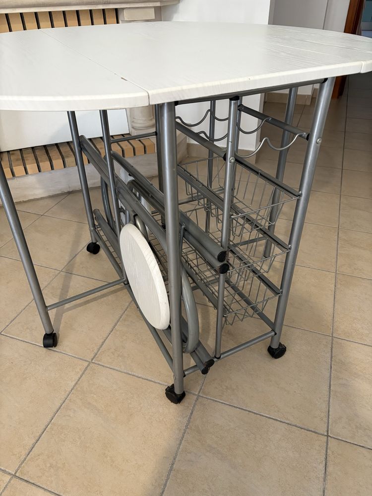 Mesa com 2 bancos
