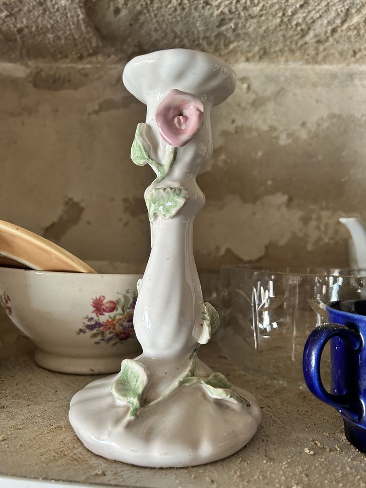 Swiecznik recznie robiony ceramiczny 750 prl kwiat zdobiony bialy lisc