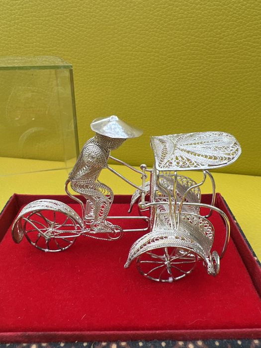 Ręcznie pleciona posrebrzana riksza rowerowa za szkłem silver plated