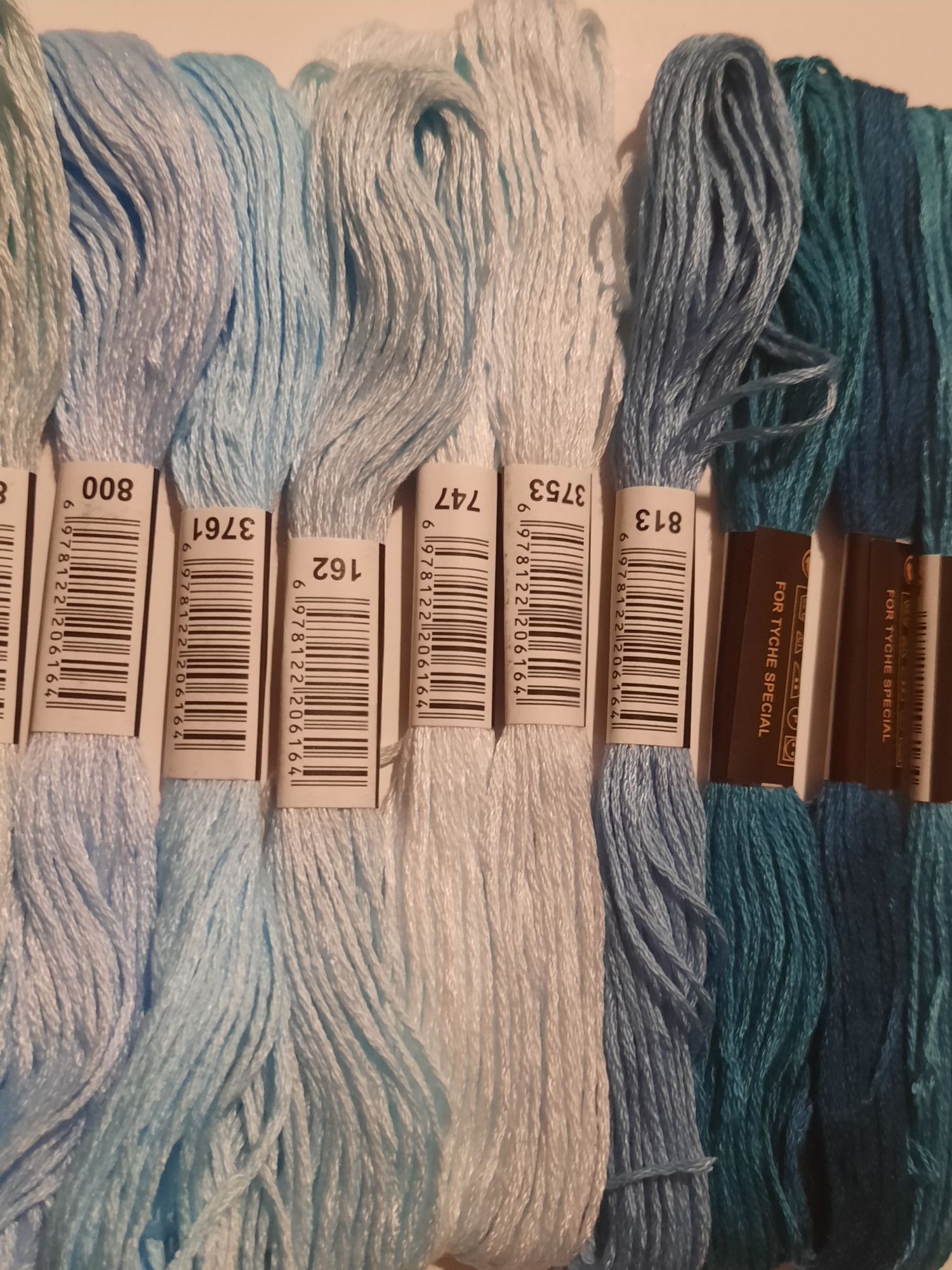 Conjunto D/ com 20 meadas de fio para bordado e costura.