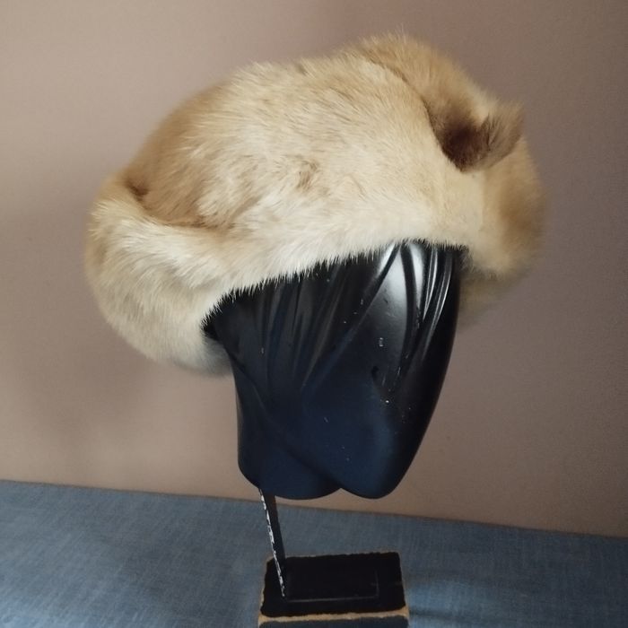 Czapka - beret z jasnych norek