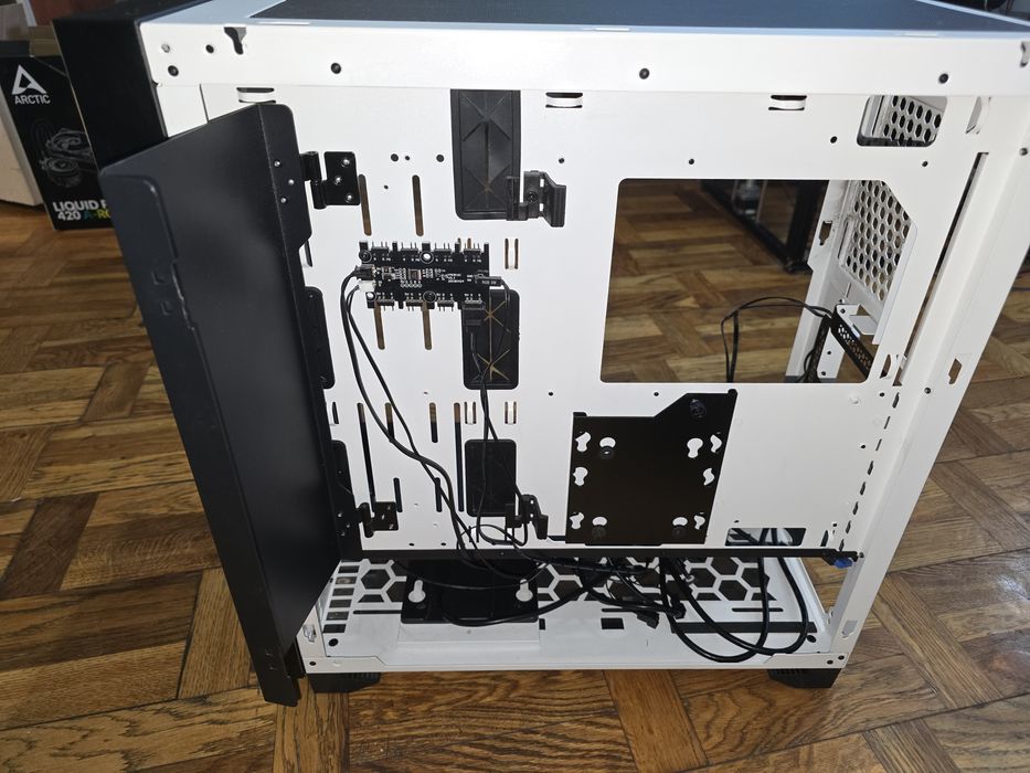 Obudowa Sharkoon Elite ca300t ARGB + 3 x wentylator ARGB 120 mm białe
