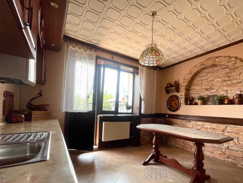 Продаж 2поверхового будинку з гаражем і ділянкою 11соток.