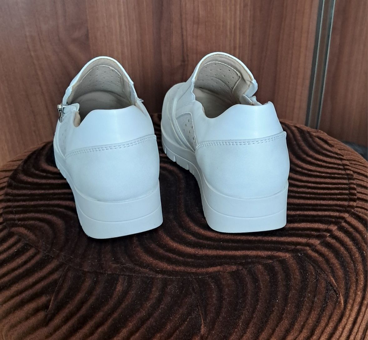 Buty białe na małej koturnie