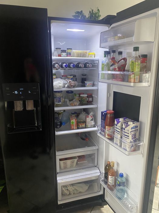 Lodówka z kostkarką i barkiem Samsung, Chłodziarko-zamrażarka