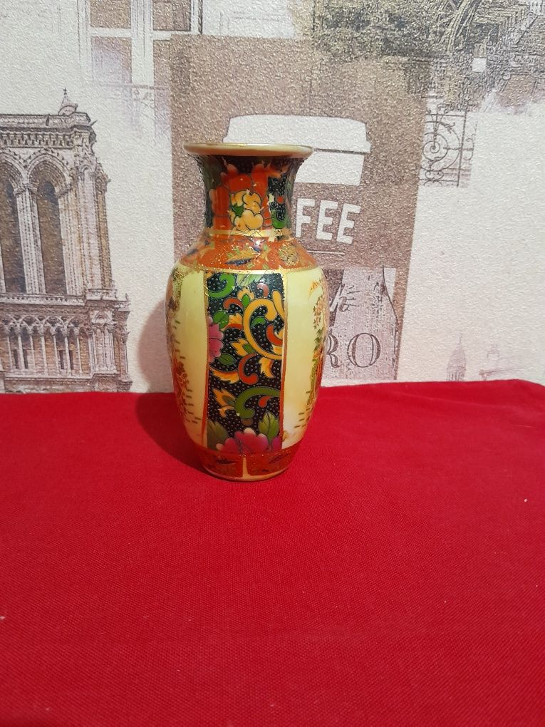 Декоративная фарфоровая ваза. Китай