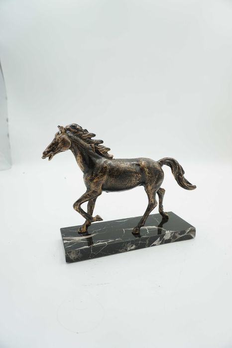 FIGURKA żeliwny koń na marmurze