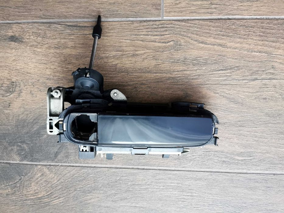 Klamka zewnętrzna drzwi lewy przód  AUDI A4 B6 LY9B (czarna).