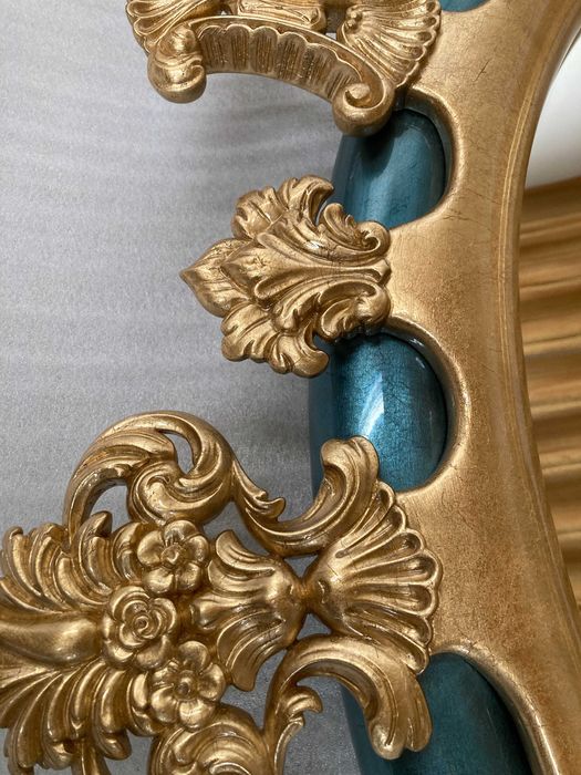 Espelho de parede em talha e folha dourada.