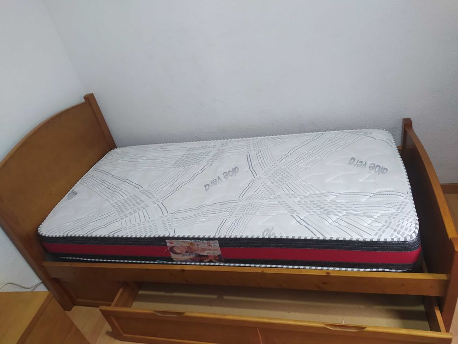 Cama solteiro em pinho