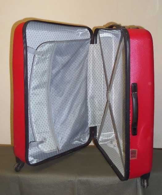 Чемодан большой красный пластиковый, 4 колеса, 70Х49Х27 см.