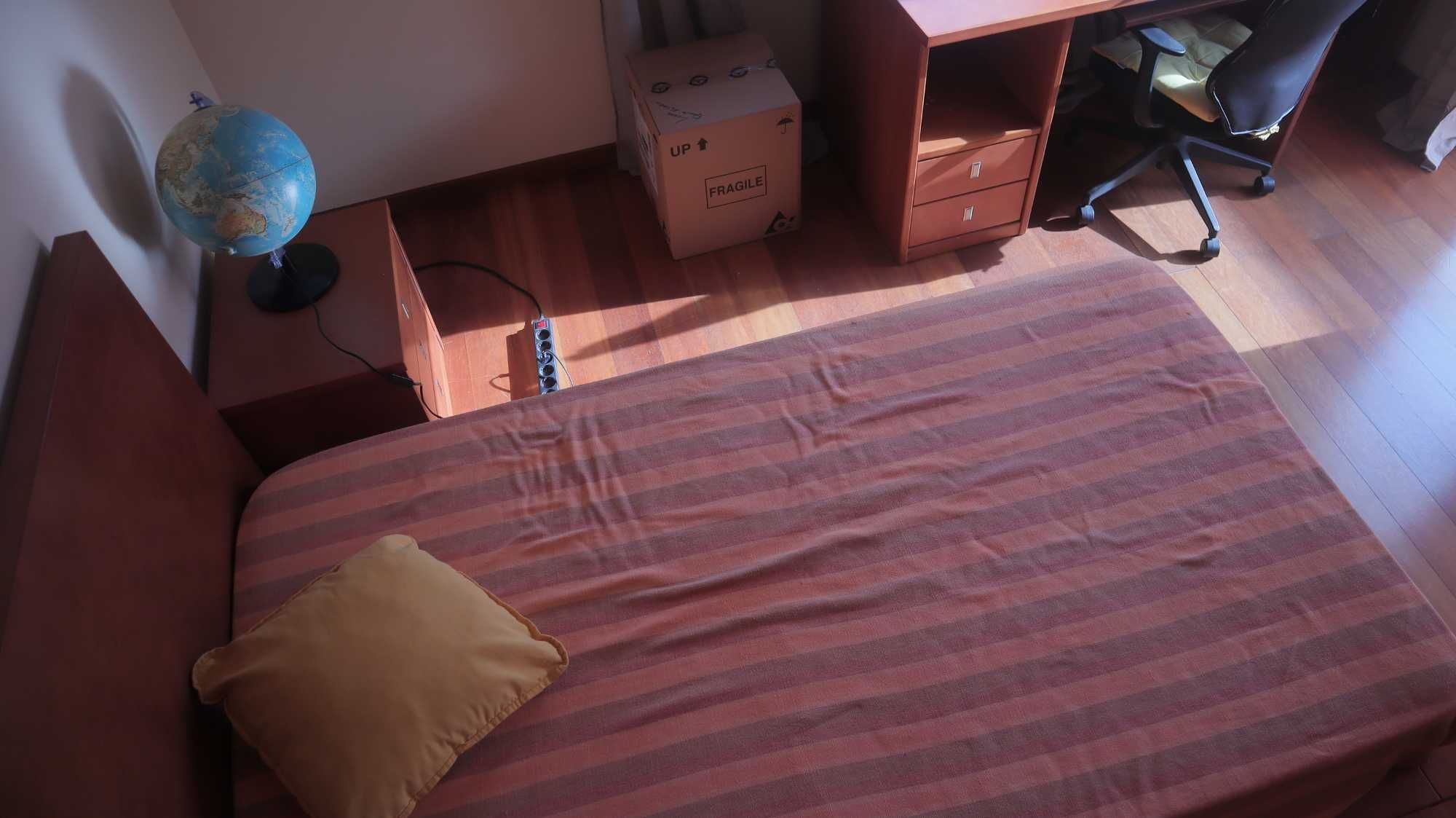 Quarto Completo – Funcionalidade e Conforto em Madeira