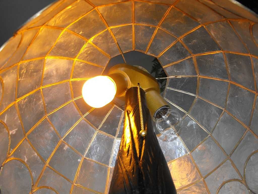 Drewniana, rzeźbiona lampa - witraż z masy perłowej