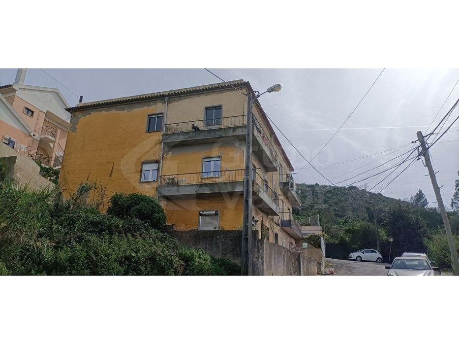 Prédio com potencial de investimento com r/c e 2 pisos para remodel...