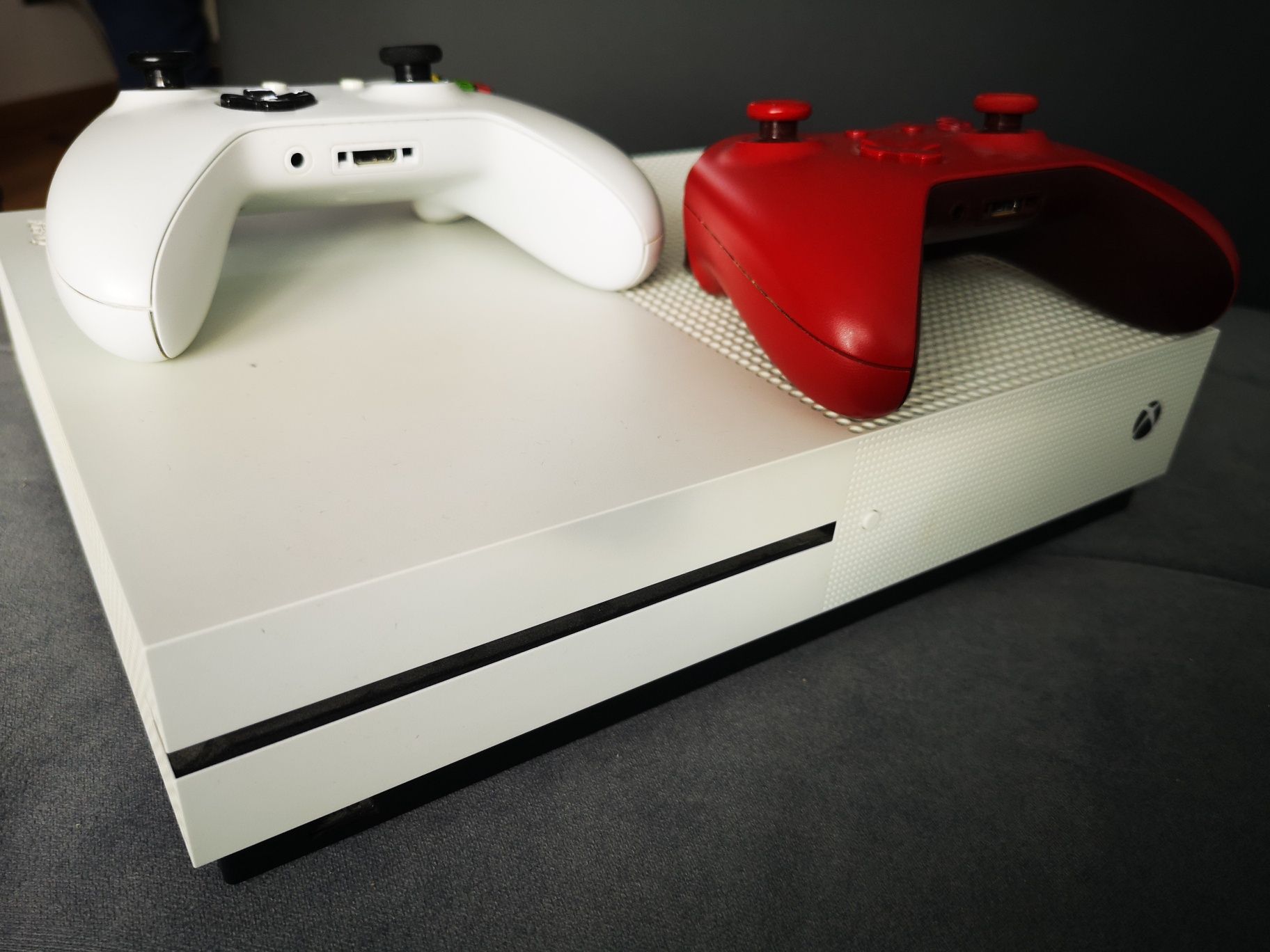 Xbox one S 500 gb - 2 pady + 7 gier