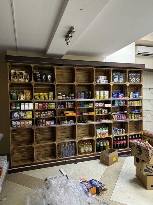 Деревяний стелаж .