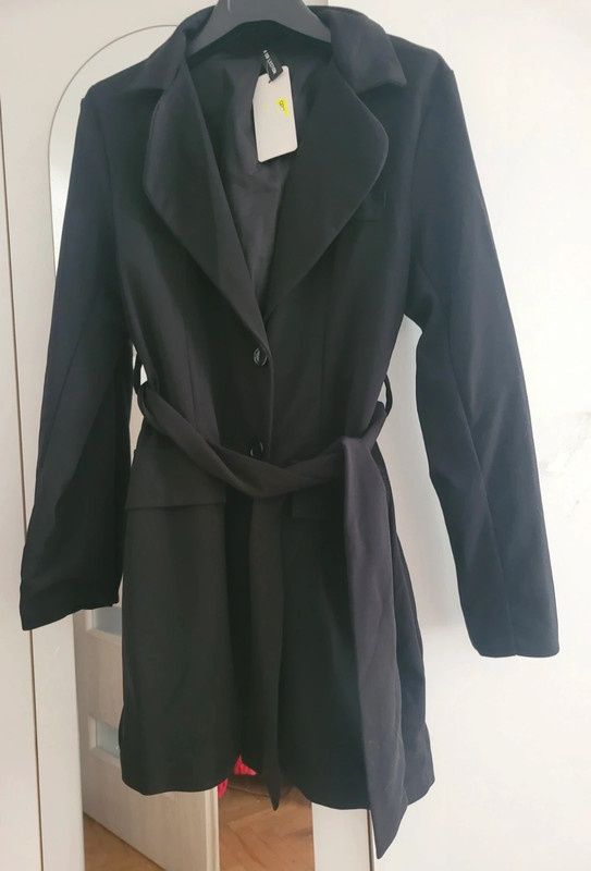 Nowa z metką bardzo elegancka czarna marynarka z paskiem