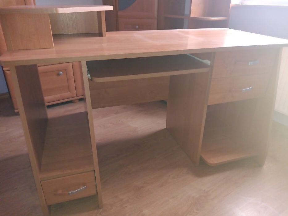 Biurko z nadstawką na monitor