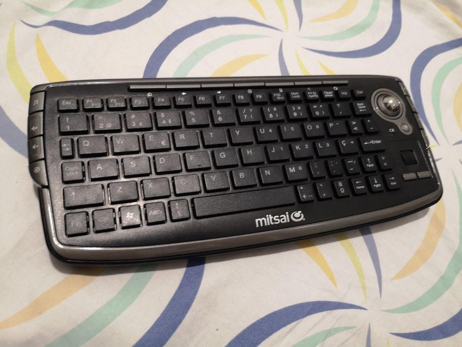 Teclado sem fios com "rato" integrado64730228423427120