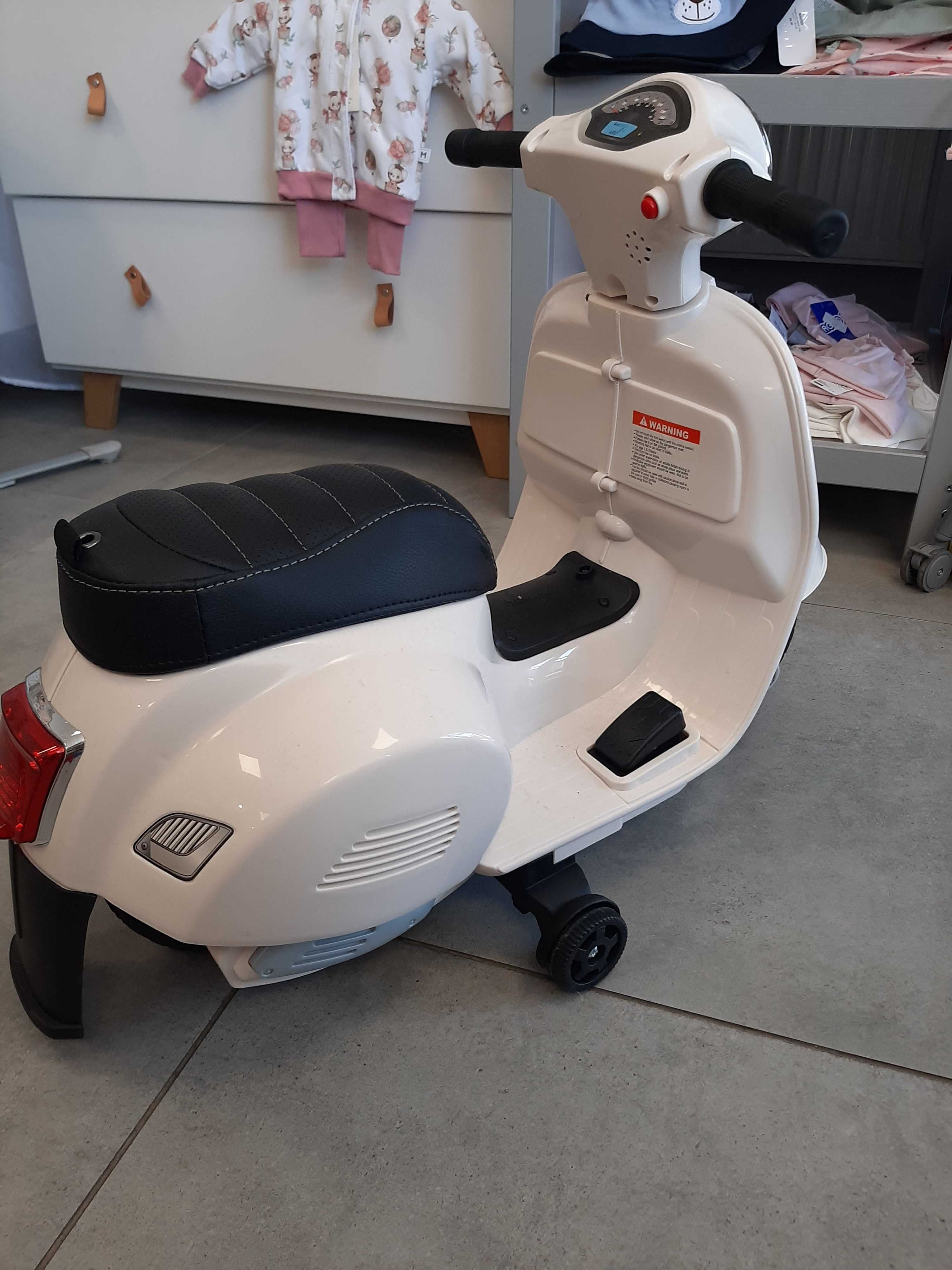 Skuter VESPA na akumulator biały MA0761