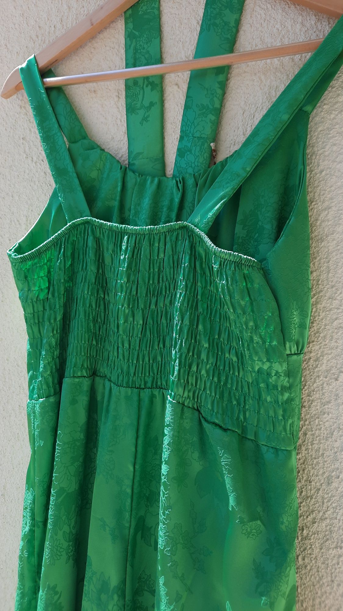 Macacão verde com padrão floral