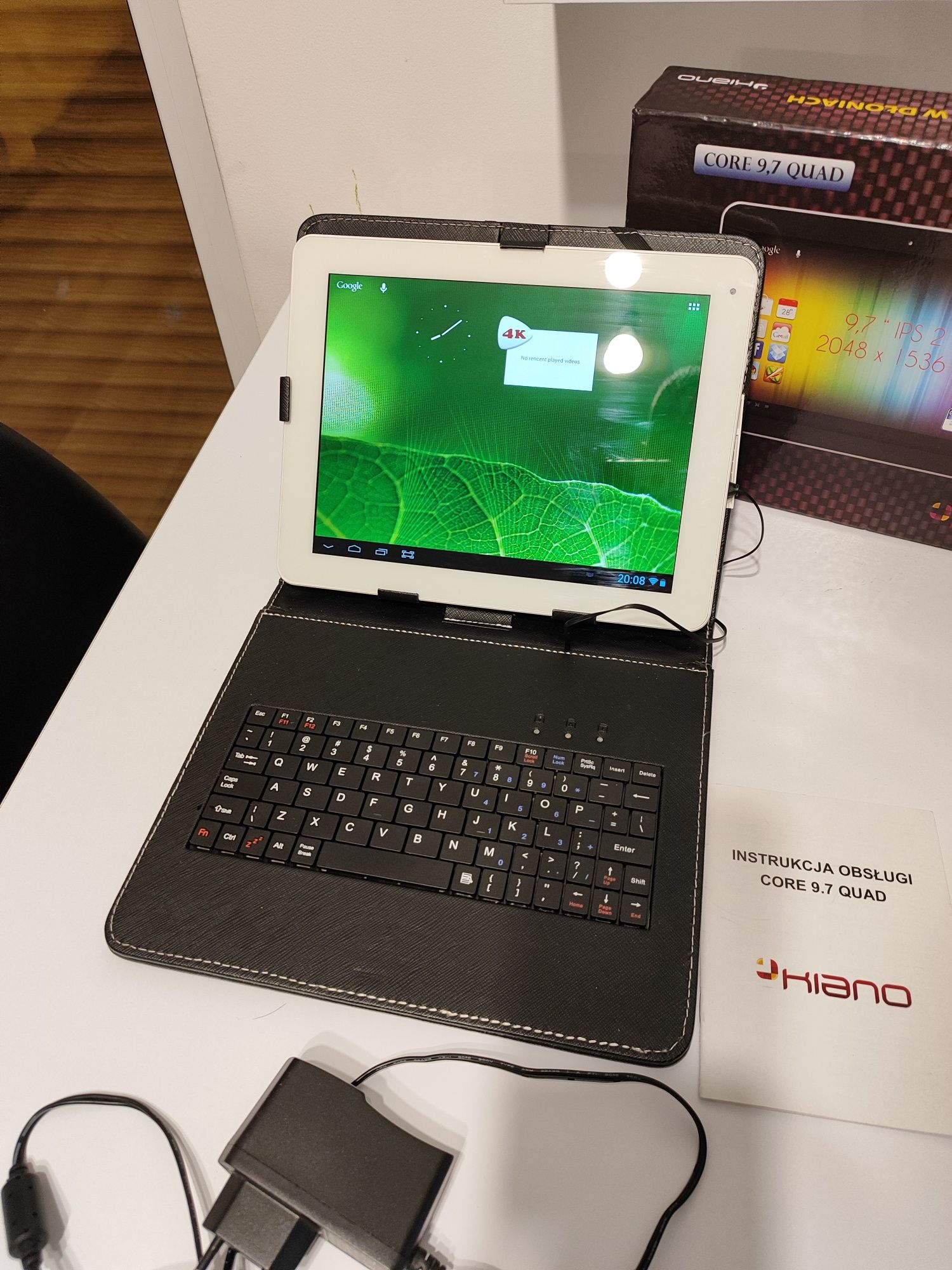 Tablet Kiano z ładowarką i klawiaturą