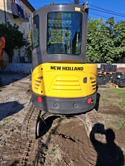 Mini Giratória  Mini Escavadora New Holland E26C
