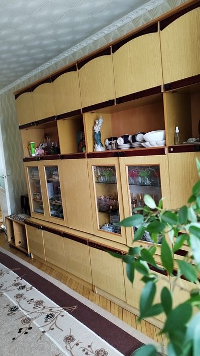 Продам стінку кімнатну в гарному стані