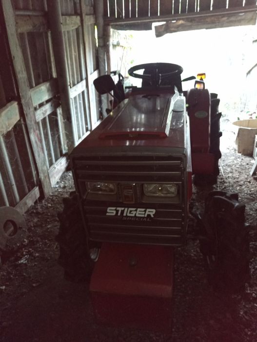 трактор Shibaura P17f в робочому стані з додатковим обладнанн