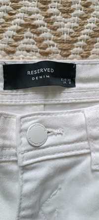 Białe spodnie jeansy skinny Reserved S