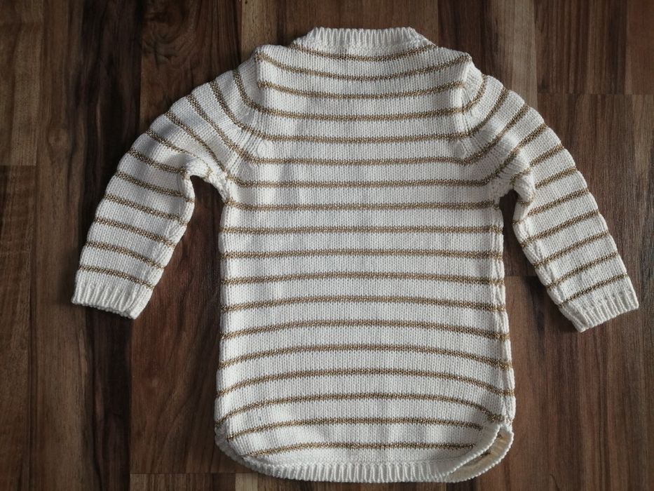 Sweterek  dziewczęcy z złotą nitka