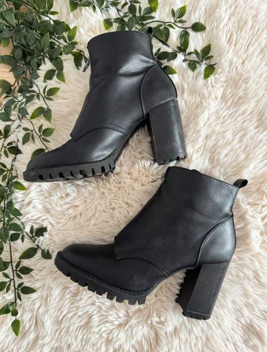 Czarne botki na słupku, rozmiar 41