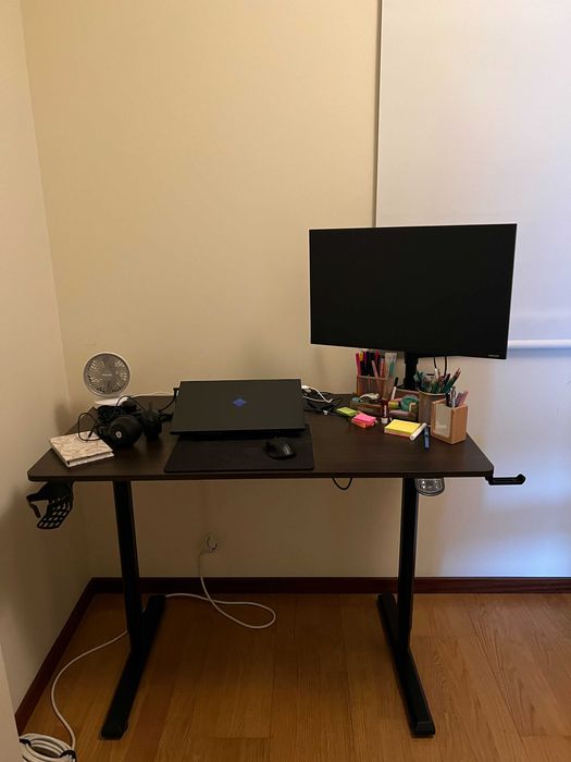 Secretária elétrica ajustável 110 x 60 cm em nogueira