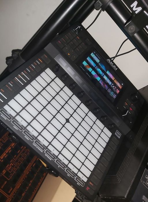 AKAI Force: Sistema Autónomo de Produção Musical / Performance de DJ