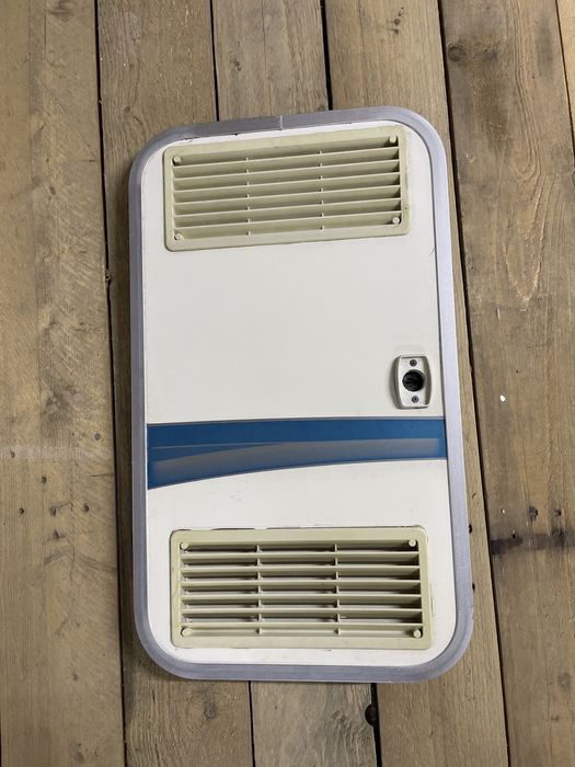 Kamper małe drzwi zewnetrzne do schowka